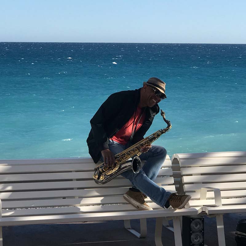 Saksofonisoittaja Nizzan Promenadella